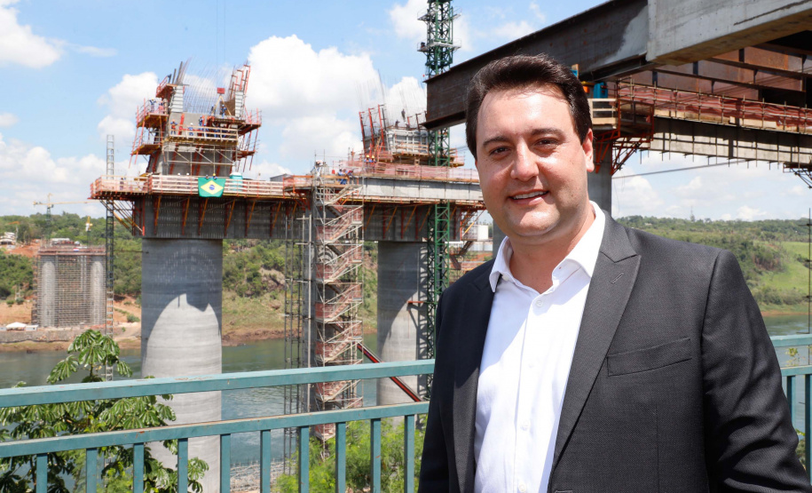 A Ponte da Integração Brasil – Paraguai atingiu quase 45% de execução em novembro, um ano e três meses após o início da construção, no Rio Paraná, em Foz do Iguaçu (Oeste). Nesta terça-feira (01), o governador Carlos Massa Ratinho Junior recebeu os presidentes Jair Bolsonaro e Mario Abdo Benítez e os acompanhou na vistoria à obra.