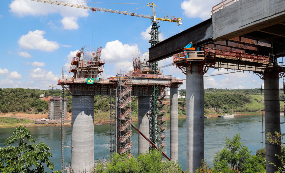 A Ponte da Integração Brasil – Paraguai atingiu quase 45% de execução em novembro, um ano e três meses após o início da construção, no Rio Paraná, em Foz do Iguaçu (Oeste). Nesta terça-feira (01), o governador Carlos Massa Ratinho Junior recebeu os presidentes Jair Bolsonaro e Mario Abdo Benítez e os acompanhou na vistoria à obra.