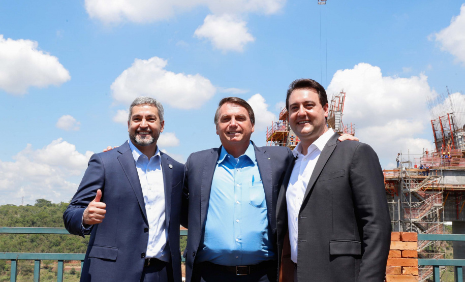 A Ponte da Integração Brasil – Paraguai atingiu quase 45% de execução em novembro, um ano e três meses após o início da construção, no Rio Paraná, em Foz do Iguaçu (Oeste). Nesta terça-feira (01), o governador Carlos Massa Ratinho Junior recebeu os presidentes Jair Bolsonaro e Mario Abdo Benítez e os acompanhou na vistoria à obra.