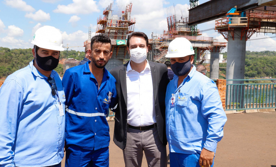 A Ponte da Integração Brasil – Paraguai atingiu quase 45% de execução em novembro, um ano e três meses após o início da construção, no Rio Paraná, em Foz do Iguaçu (Oeste). Nesta terça-feira (01), o governador Carlos Massa Ratinho Junior recebeu os presidentes Jair Bolsonaro e Mario Abdo Benítez e os acompanhou na vistoria à obra.