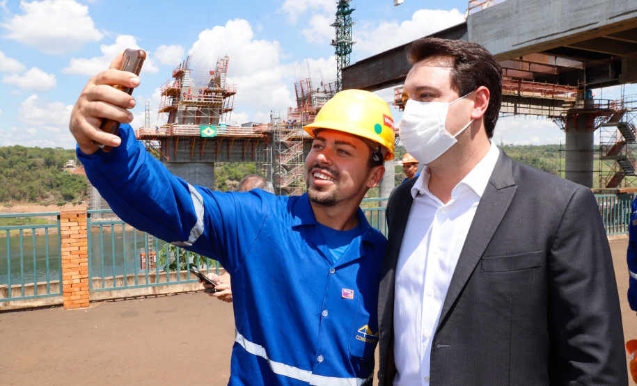 A Ponte da Integração Brasil – Paraguai atingiu quase 45% de execução em novembro, um ano e três meses após o início da construção, no Rio Paraná, em Foz do Iguaçu (Oeste). Nesta terça-feira (01), o governador Carlos Massa Ratinho Junior recebeu os presidentes Jair Bolsonaro e Mario Abdo Benítez e os acompanhou na vistoria à obra.