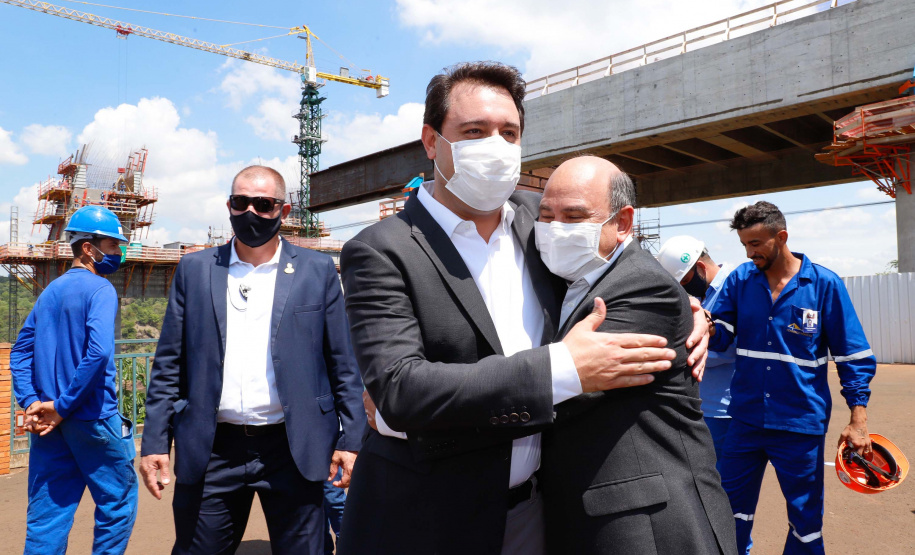 A Ponte da Integração Brasil – Paraguai atingiu quase 45% de execução em novembro, um ano e três meses após o início da construção, no Rio Paraná, em Foz do Iguaçu (Oeste). Nesta terça-feira (01), o governador Carlos Massa Ratinho Junior recebeu os presidentes Jair Bolsonaro e Mario Abdo Benítez e os acompanhou na vistoria à obra.
