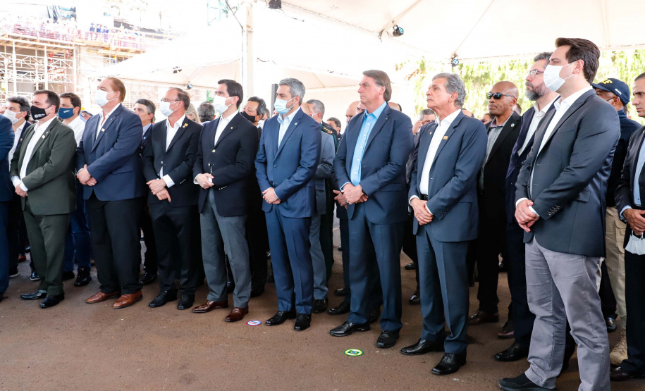 A Ponte da Integração Brasil – Paraguai atingiu quase 45% de execução em novembro, um ano e três meses após o início da construção, no Rio Paraná, em Foz do Iguaçu (Oeste). Nesta terça-feira (01), o governador Carlos Massa Ratinho Junior recebeu os presidentes Jair Bolsonaro e Mario Abdo Benítez e os acompanhou na vistoria à obra.