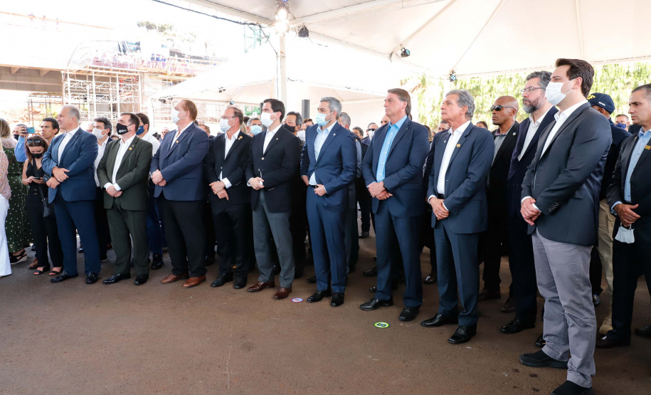 A Ponte da Integração Brasil – Paraguai atingiu quase 45% de execução em novembro, um ano e três meses após o início da construção, no Rio Paraná, em Foz do Iguaçu (Oeste). Nesta terça-feira (01), o governador Carlos Massa Ratinho Junior recebeu os presidentes Jair Bolsonaro e Mario Abdo Benítez e os acompanhou na vistoria à obra.