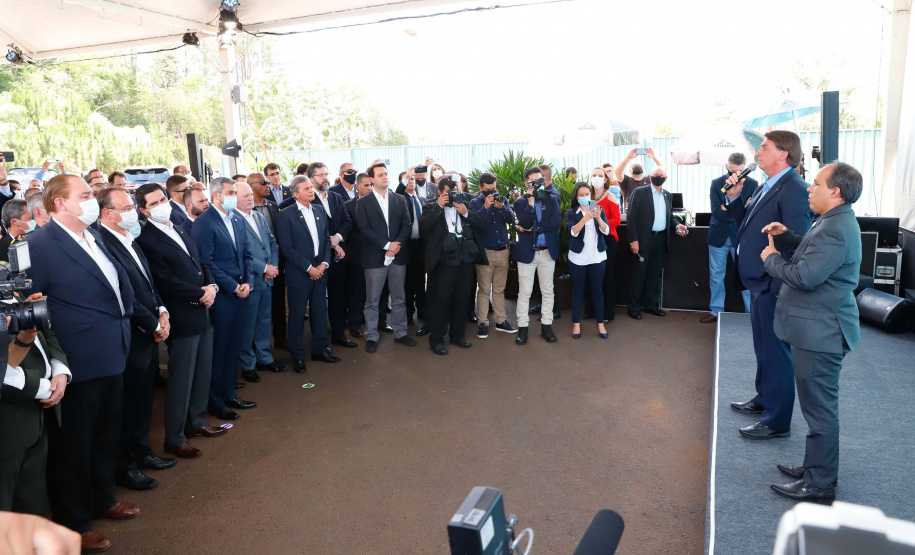 A Ponte da Integração Brasil – Paraguai atingiu quase 45% de execução em novembro, um ano e três meses após o início da construção, no Rio Paraná, em Foz do Iguaçu (Oeste). Nesta terça-feira (01), o governador Carlos Massa Ratinho Junior recebeu os presidentes Jair Bolsonaro e Mario Abdo Benítez e os acompanhou na vistoria à obra.