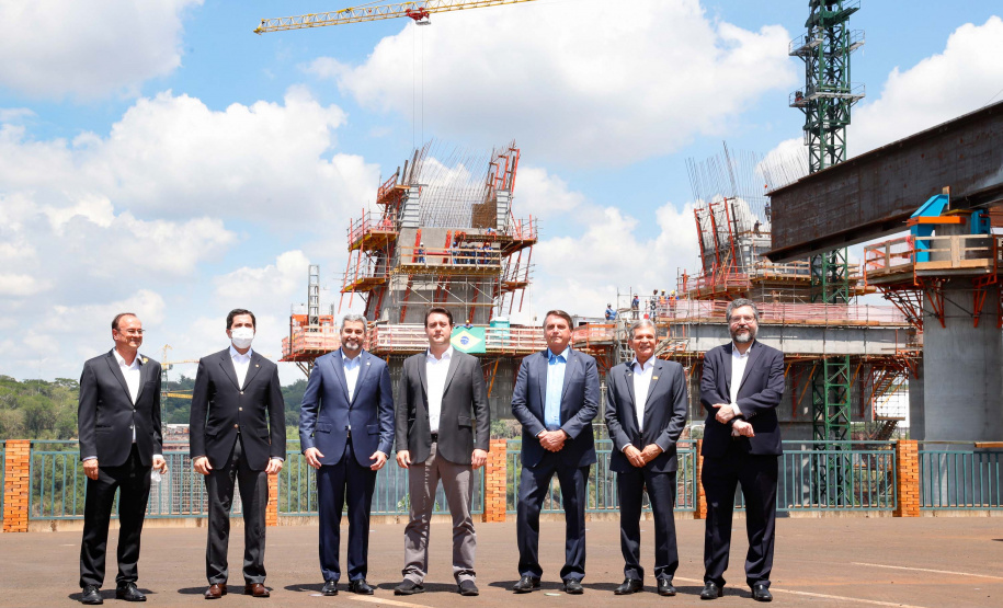 A Ponte da Integração Brasil – Paraguai atingiu quase 45% de execução em novembro, um ano e três meses após o início da construção, no Rio Paraná, em Foz do Iguaçu (Oeste). Nesta terça-feira (01), o governador Carlos Massa Ratinho Junior recebeu os presidentes Jair Bolsonaro e Mario Abdo Benítez e os acompanhou na vistoria à obra.