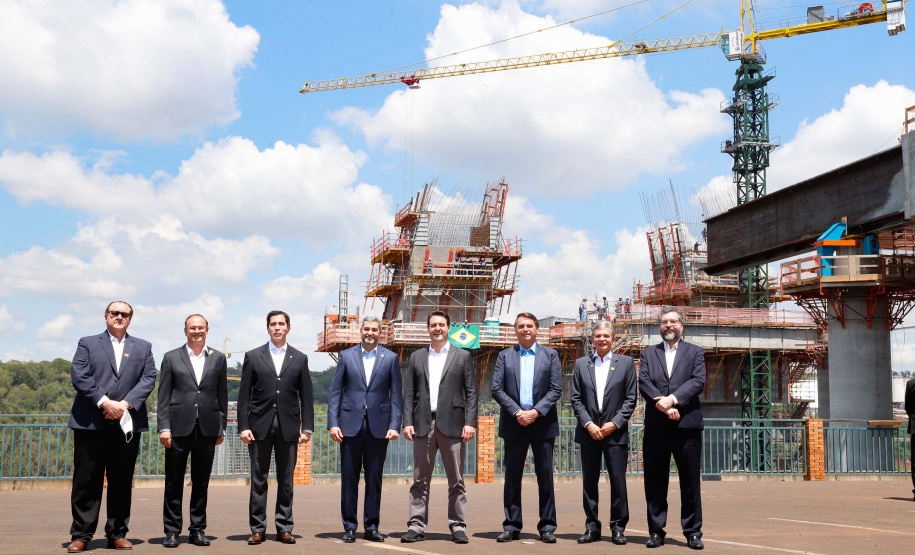 A Ponte da Integração Brasil – Paraguai atingiu quase 45% de execução em novembro, um ano e três meses após o início da construção, no Rio Paraná, em Foz do Iguaçu (Oeste). Nesta terça-feira (01), o governador Carlos Massa Ratinho Junior recebeu os presidentes Jair Bolsonaro e Mario Abdo Benítez e os acompanhou na vistoria à obra.