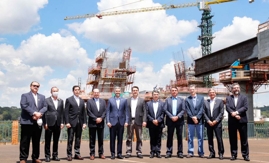 A Ponte da Integração Brasil – Paraguai atingiu quase 45% de execução em novembro, um ano e três meses após o início da construção, no Rio Paraná, em Foz do Iguaçu (Oeste). Nesta terça-feira (01), o governador Carlos Massa Ratinho Junior recebeu os presidentes Jair Bolsonaro e Mario Abdo Benítez e os acompanhou na vistoria à obra.