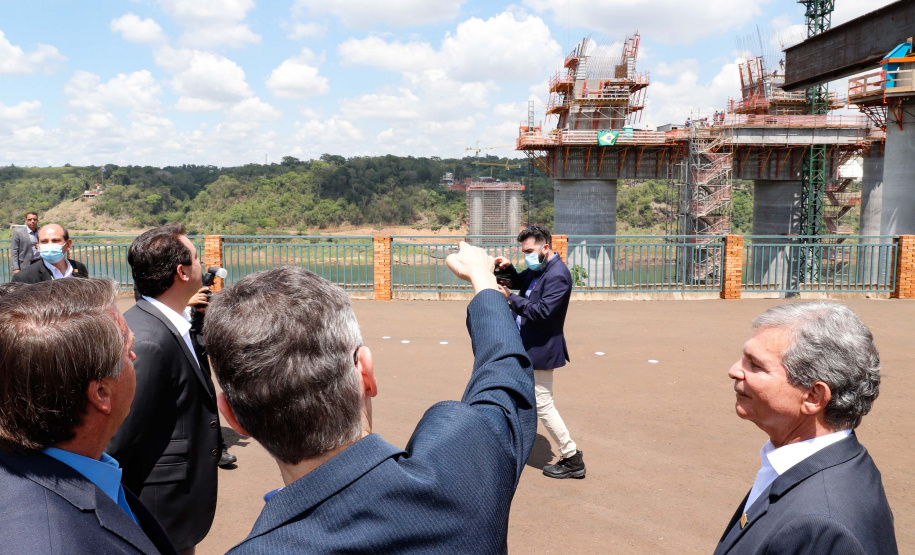 A Ponte da Integração Brasil – Paraguai atingiu quase 45% de execução em novembro, um ano e três meses após o início da construção, no Rio Paraná, em Foz do Iguaçu (Oeste). Nesta terça-feira (01), o governador Carlos Massa Ratinho Junior recebeu os presidentes Jair Bolsonaro e Mario Abdo Benítez e os acompanhou na vistoria à obra.