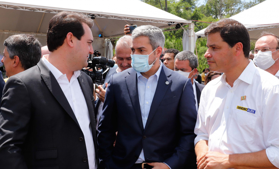 A Ponte da Integração Brasil – Paraguai atingiu quase 45% de execução em novembro, um ano e três meses após o início da construção, no Rio Paraná, em Foz do Iguaçu (Oeste). Nesta terça-feira (01), o governador Carlos Massa Ratinho Junior recebeu os presidentes Jair Bolsonaro e Mario Abdo Benítez e os acompanhou na vistoria à obra.