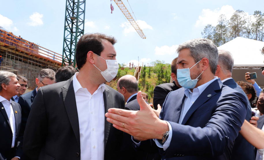 A Ponte da Integração Brasil – Paraguai atingiu quase 45% de execução em novembro, um ano e três meses após o início da construção, no Rio Paraná, em Foz do Iguaçu (Oeste). Nesta terça-feira (01), o governador Carlos Massa Ratinho Junior recebeu os presidentes Jair Bolsonaro e Mario Abdo Benítez e os acompanhou na vistoria à obra.