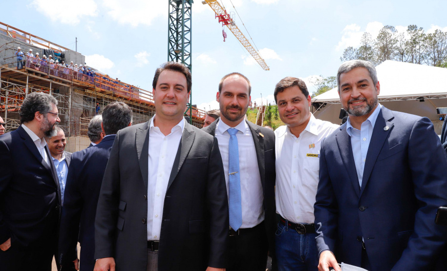 A Ponte da Integração Brasil – Paraguai atingiu quase 45% de execução em novembro, um ano e três meses após o início da construção, no Rio Paraná, em Foz do Iguaçu (Oeste). Nesta terça-feira (01), o governador Carlos Massa Ratinho Junior recebeu os presidentes Jair Bolsonaro e Mario Abdo Benítez e os acompanhou na vistoria à obra.