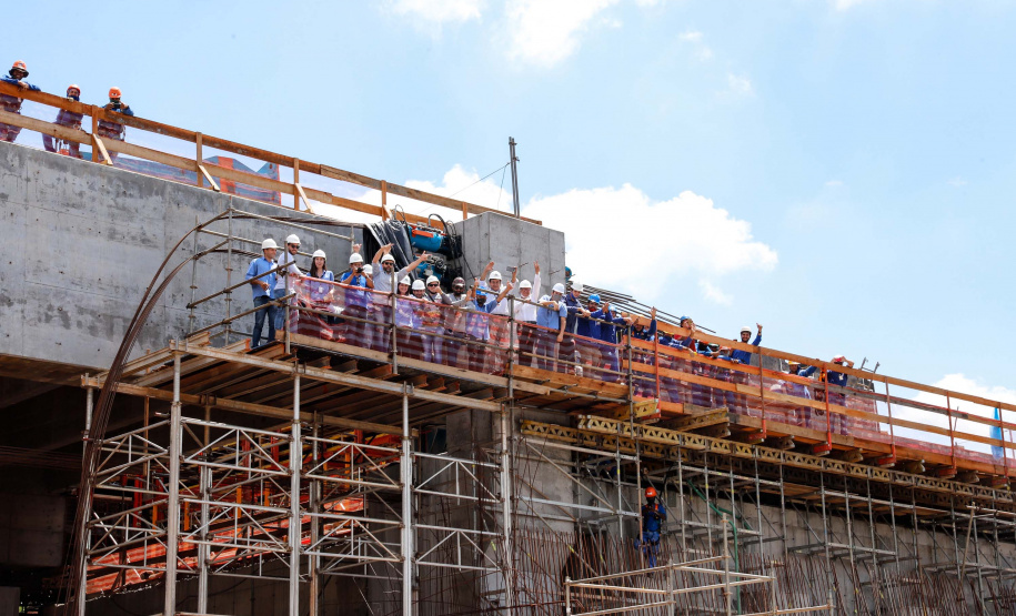 A Ponte da Integração Brasil – Paraguai atingiu quase 45% de execução em novembro, um ano e três meses após o início da construção, no Rio Paraná, em Foz do Iguaçu (Oeste). Nesta terça-feira (01), o governador Carlos Massa Ratinho Junior recebeu os presidentes Jair Bolsonaro e Mario Abdo Benítez e os acompanhou na vistoria à obra.