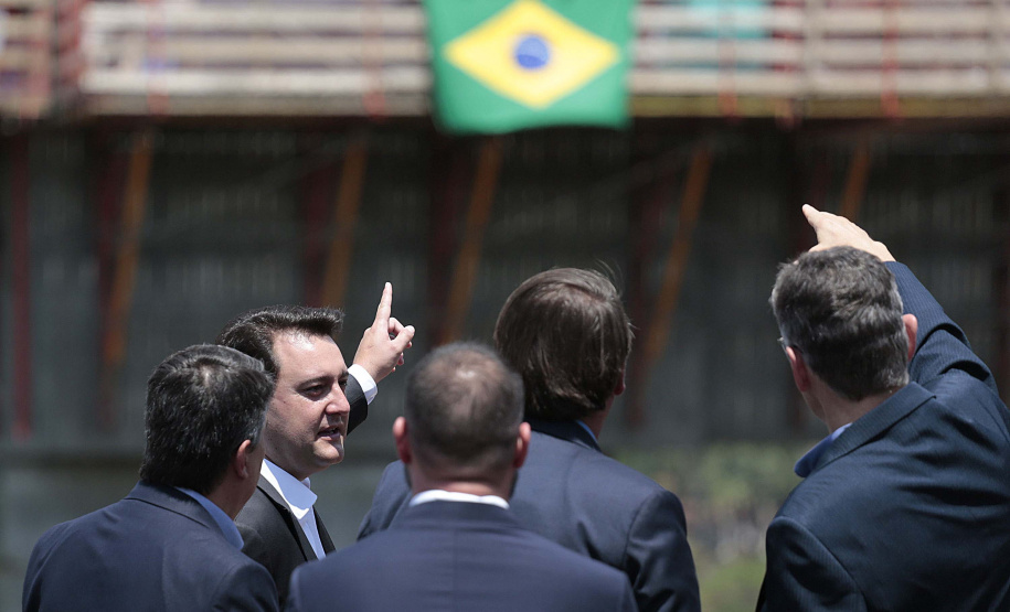 A Ponte da Integração Brasil – Paraguai atingiu quase 45% de execução em novembro, 1 ano e 3 meses após o início da construção nas margens do Rio Paraná. A marca foi celebrada com uma visita dos presidentes Jair Bolsonaro e Mario Abdo Benítez às obras nesta terça-feira (1º). O governador Carlos Massa Ratinho Junior, um dos responsáveis pela articulação com a Itaipu Binacional para tirar o projeto do papel, também acompanhou o evento.