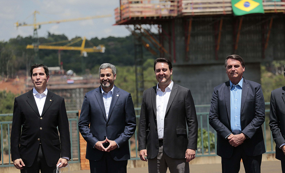 A Ponte da Integração Brasil – Paraguai atingiu quase 45% de execução em novembro, 1 ano e 3 meses após o início da construção nas margens do Rio Paraná. A marca foi celebrada com uma visita dos presidentes Jair Bolsonaro e Mario Abdo Benítez às obras nesta terça-feira (1º). O governador Carlos Massa Ratinho Junior, um dos responsáveis pela articulação com a Itaipu Binacional para tirar o projeto do papel, também acompanhou o evento.