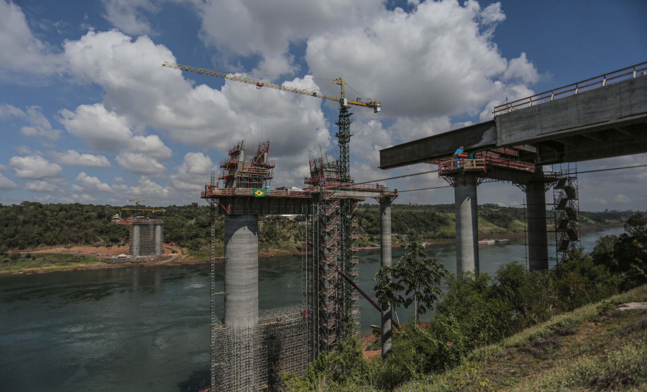 A Ponte da Integração Brasil – Paraguai atingiu quase 45% de execução em novembro, 1 ano e 3 meses após o início da construção nas margens do Rio Paraná. A marca foi celebrada com uma visita dos presidentes Jair Bolsonaro e Mario Abdo Benítez às obras nesta terça-feira (1º). O governador Carlos Massa Ratinho Junior, um dos responsáveis pela articulação com a Itaipu Binacional para tirar o projeto do papel, também acompanhou o evento.