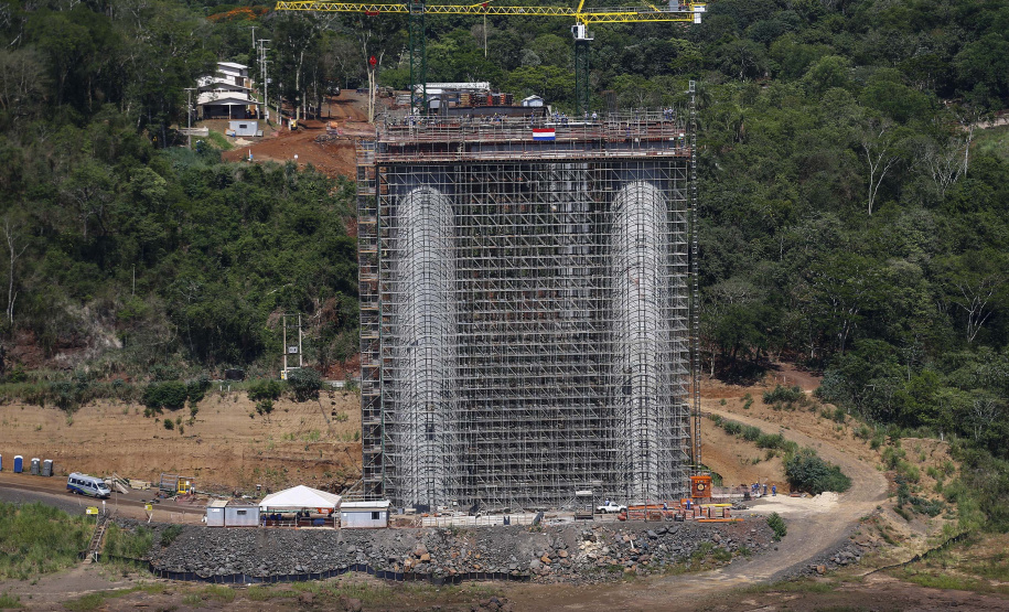 A Ponte da Integração Brasil – Paraguai atingiu quase 45% de execução em novembro, 1 ano e 3 meses após o início da construção nas margens do Rio Paraná. A marca foi celebrada com uma visita dos presidentes Jair Bolsonaro e Mario Abdo Benítez às obras nesta terça-feira (1º). O governador Carlos Massa Ratinho Junior, um dos responsáveis pela articulação com a Itaipu Binacional para tirar o projeto do papel, também acompanhou o evento.