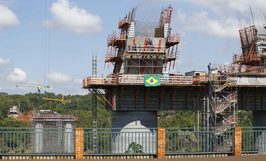 A Ponte da Integração Brasil – Paraguai atingiu quase 45% de execução em novembro, 1 ano e 3 meses após o início da construção nas margens do Rio Paraná. A marca foi celebrada com uma visita dos presidentes Jair Bolsonaro e Mario Abdo Benítez às obras nesta terça-feira (1º). O governador Carlos Massa Ratinho Junior, um dos responsáveis pela articulação com a Itaipu Binacional para tirar o projeto do papel, também acompanhou o evento.