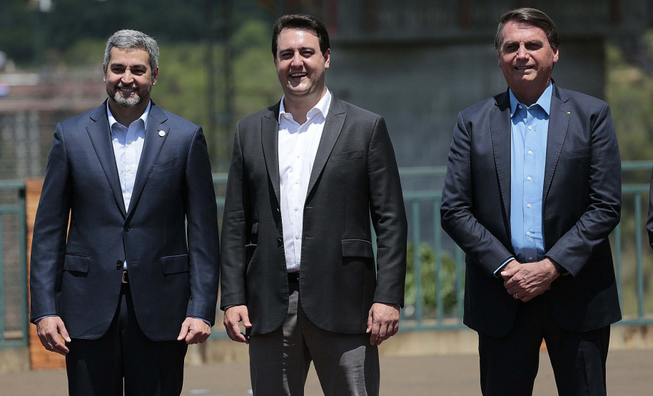 A Ponte da Integração Brasil – Paraguai atingiu quase 45% de execução em novembro, 1 ano e 3 meses após o início da construção nas margens do Rio Paraná. A marca foi celebrada com uma visita dos presidentes Jair Bolsonaro e Mario Abdo Benítez às obras nesta terça-feira (1º). O governador Carlos Massa Ratinho Junior, um dos responsáveis pela articulação com a Itaipu Binacional para tirar o projeto do papel, também acompanhou o evento.