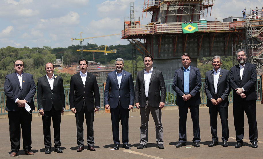 A Ponte da Integração Brasil – Paraguai atingiu quase 45% de execução em novembro, 1 ano e 3 meses após o início da construção nas margens do Rio Paraná. A marca foi celebrada com uma visita dos presidentes Jair Bolsonaro e Mario Abdo Benítez às obras nesta terça-feira (1º). O governador Carlos Massa Ratinho Junior, um dos responsáveis pela articulação com a Itaipu Binacional para tirar o projeto do papel, também acompanhou o evento.