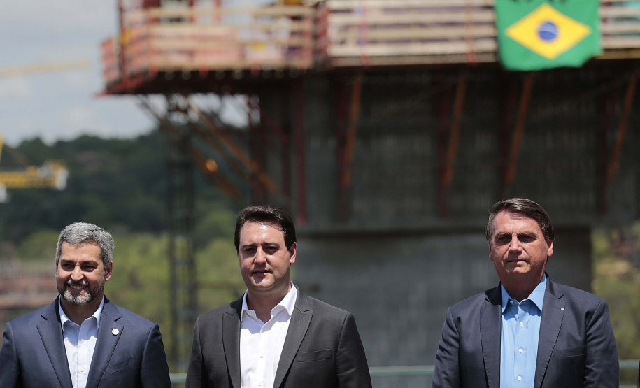 A Ponte da Integração Brasil – Paraguai atingiu quase 45% de execução em novembro, 1 ano e 3 meses após o início da construção nas margens do Rio Paraná. A marca foi celebrada com uma visita dos presidentes Jair Bolsonaro e Mario Abdo Benítez às obras nesta terça-feira (1º). O governador Carlos Massa Ratinho Junior, um dos responsáveis pela articulação com a Itaipu Binacional para tirar o projeto do papel, também acompanhou o evento.