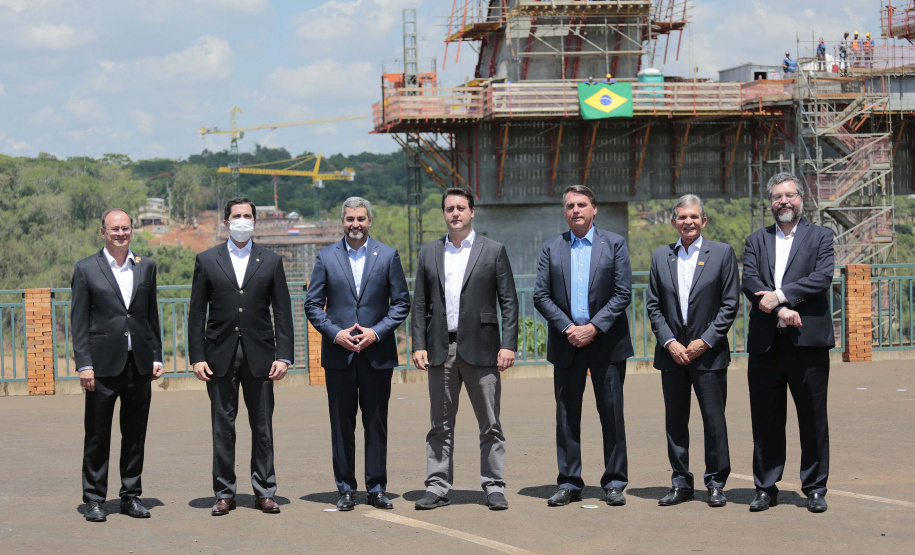 A Ponte da Integração Brasil – Paraguai atingiu quase 45% de execução em novembro, 1 ano e 3 meses após o início da construção nas margens do Rio Paraná. A marca foi celebrada com uma visita dos presidentes Jair Bolsonaro e Mario Abdo Benítez às obras nesta terça-feira (1º). O governador Carlos Massa Ratinho Junior, um dos responsáveis pela articulação com a Itaipu Binacional para tirar o projeto do papel, também acompanhou o evento.