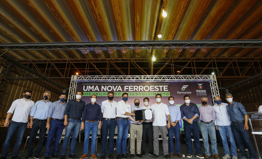 O governador Carlos Massa Ratinho Junior entregou nesta terça-feira (1º) o primeiro pacote de revitalização e modernização das locomotivas e vagões da Ferroeste.