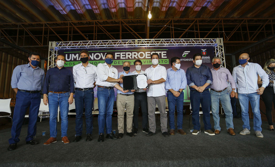 O governador Carlos Massa Ratinho Junior entregou nesta terça-feira (1º) o primeiro pacote de revitalização e modernização das locomotivas e vagões da Ferroeste.