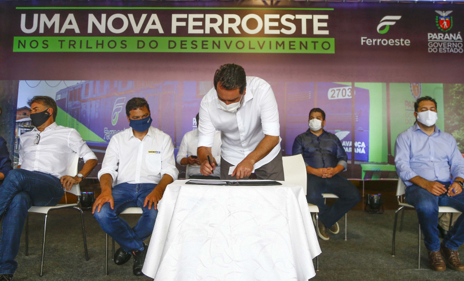 O governador Carlos Massa Ratinho Junior entregou nesta terça-feira (1º) o primeiro pacote de revitalização e modernização das locomotivas e vagões da Ferroeste.