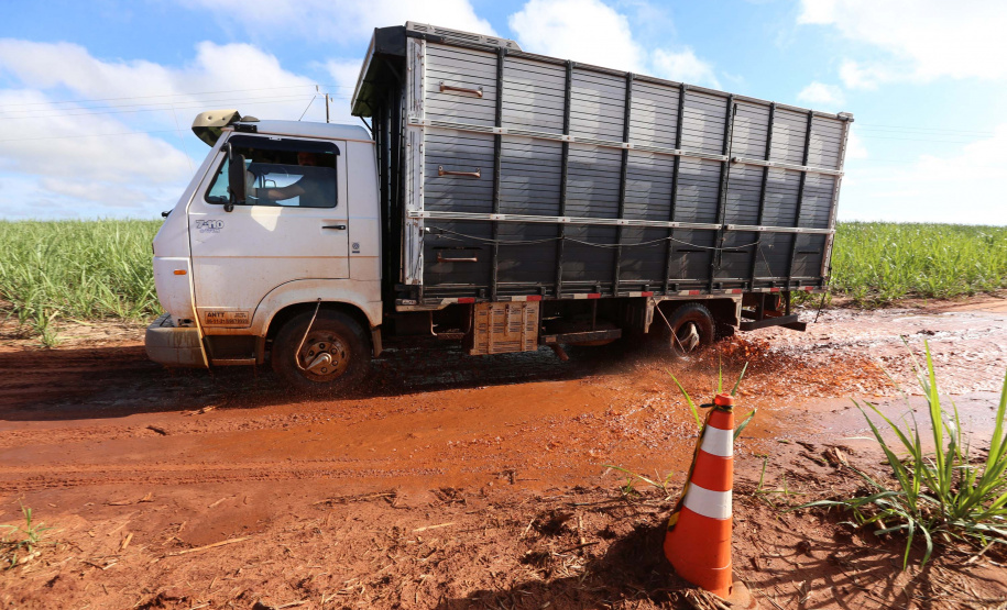 Estrada Boiadeira BR 487 Um convênio entre Itaipu Binacional, Departamento Nacional de Infraestrutura de Transportes (DNIT) e Governo do Paraná vai garantir a execução das obras no trecho paranaense da BR-487, mais conhecida como Estrada Boiadeira. O trecho de 47 km liga os municípios Icaraíma (Porto Camargo) e Umuarama (Serra dos Dourados), no Noroeste do Paraná, e deve estar pronto até início de 2022. 19/11/2020 - Foto: Geraldo Bubniak/AEN