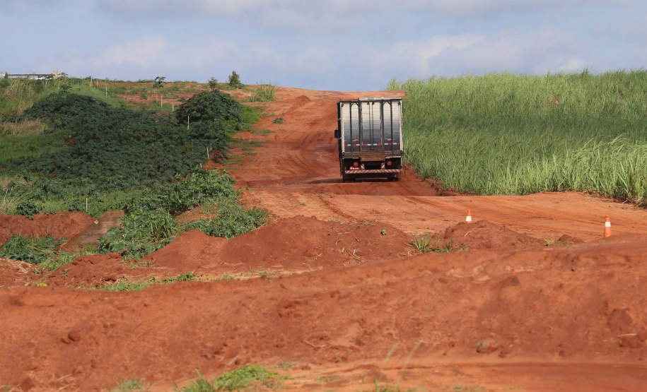 Estrada Boiadeira BR 487 Um convênio entre Itaipu Binacional, Departamento Nacional de Infraestrutura de Transportes (DNIT) e Governo do Paraná vai garantir a execução das obras no trecho paranaense da BR-487, mais conhecida como Estrada Boiadeira. O trecho de 47 km liga os municípios Icaraíma (Porto Camargo) e Umuarama (Serra dos Dourados), no Noroeste do Paraná, e deve estar pronto até início de 2022. 19/11/2020 - Foto: Geraldo Bubniak/AEN