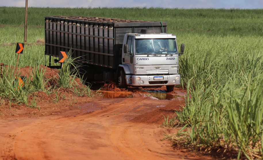 Estrada Boiadeira BR 487 Um convênio entre Itaipu Binacional, Departamento Nacional de Infraestrutura de Transportes (DNIT) e Governo do Paraná vai garantir a execução das obras no trecho paranaense da BR-487, mais conhecida como Estrada Boiadeira. O trecho de 47 km liga os municípios Icaraíma (Porto Camargo) e Umuarama (Serra dos Dourados), no Noroeste do Paraná, e deve estar pronto até início de 2022. 19/11/2020 - Foto: Geraldo Bubniak/AEN