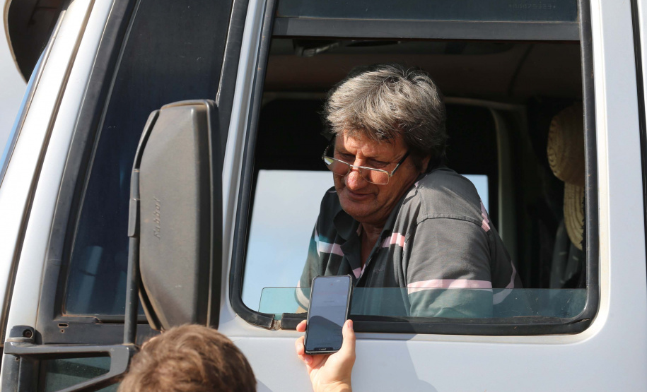 Estrada Boiadeira BR 487 Um convênio entre Itaipu Binacional, Departamento Nacional de Infraestrutura de Transportes (DNIT) e Governo do Paraná vai garantir a execução das obras no trecho paranaense da BR-487, mais conhecida como Estrada Boiadeira. O trecho de 47 km liga os municípios Icaraíma (Porto Camargo) e Umuarama (Serra dos Dourados), no Noroeste do Paraná, e deve estar pronto até início de 2022. Na foto, Pedro Navarro caminhoneiro que utiliza a estrada. 19/11/2020 - Foto: Geraldo Bubniak/AEN