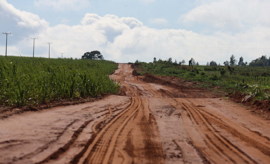 Estrada Boiadeira BR 487 Um convênio entre Itaipu Binacional, Departamento Nacional de Infraestrutura de Transportes (DNIT) e Governo do Paraná vai garantir a execução das obras no trecho paranaense da BR-487, mais conhecida como Estrada Boiadeira. O trecho de 47 km liga os municípios Icaraíma (Porto Camargo) e Umuarama (Serra dos Dourados), no Noroeste do Paraná, e deve estar pronto até início de 2022. 19/11/2020 - Foto: Geraldo Bubniak/AEN