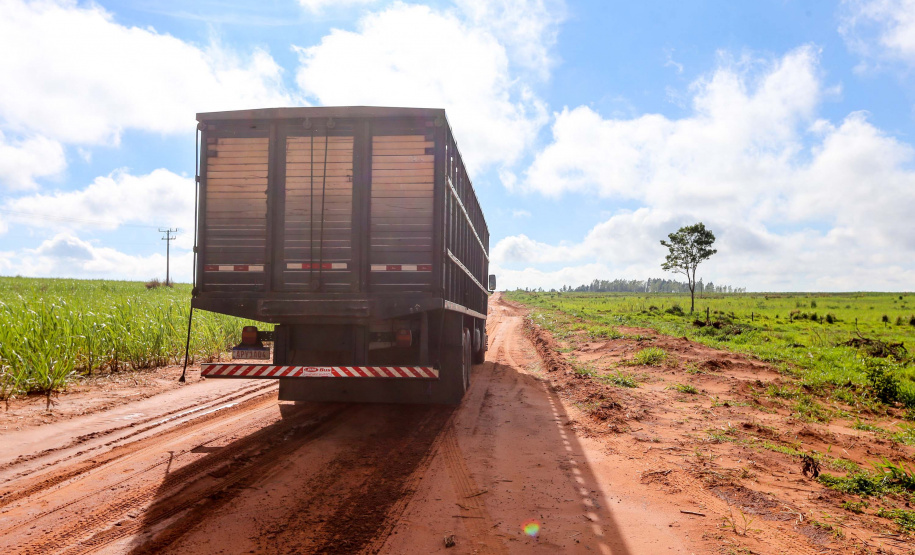 Estrada Boiadeira BR 487 Um convênio entre Itaipu Binacional, Departamento Nacional de Infraestrutura de Transportes (DNIT) e Governo do Paraná vai garantir a execução das obras no trecho paranaense da BR-487, mais conhecida como Estrada Boiadeira. O trecho de 47 km liga os municípios Icaraíma (Porto Camargo) e Umuarama (Serra dos Dourados), no Noroeste do Paraná, e deve estar pronto até início de 2022. 19/11/2020 - Foto: Geraldo Bubniak/AEN