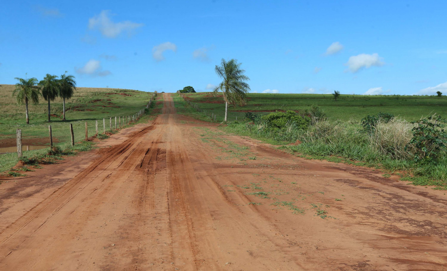 Estrada Boiadeira BR 487 Um convênio entre Itaipu Binacional, Departamento Nacional de Infraestrutura de Transportes (DNIT) e Governo do Paraná vai garantir a execução das obras no trecho paranaense da BR-487, mais conhecida como Estrada Boiadeira. O trecho de 47 km liga os municípios Icaraíma (Porto Camargo) e Umuarama (Serra dos Dourados), no Noroeste do Paraná, e deve estar pronto até início de 2022. 19/11/2020 - Foto: Geraldo Bubniak/AEN