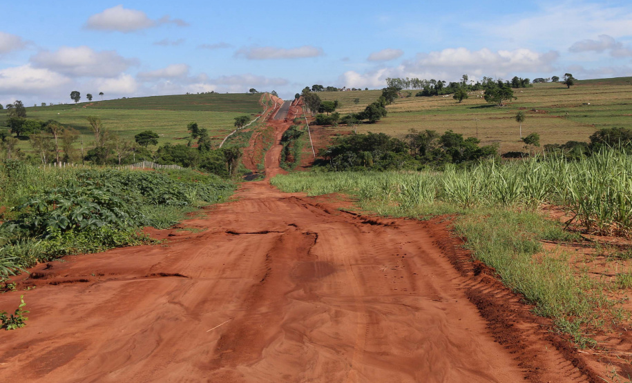 Estrada Boiadeira BR 487 Um convênio entre Itaipu Binacional, Departamento Nacional de Infraestrutura de Transportes (DNIT) e Governo do Paraná vai garantir a execução das obras no trecho paranaense da BR-487, mais conhecida como Estrada Boiadeira. O trecho de 47 km liga os municípios Icaraíma (Porto Camargo) e Umuarama (Serra dos Dourados), no Noroeste do Paraná, e deve estar pronto até início de 2022. 19/11/2020 - Foto: Geraldo Bubniak/AEN