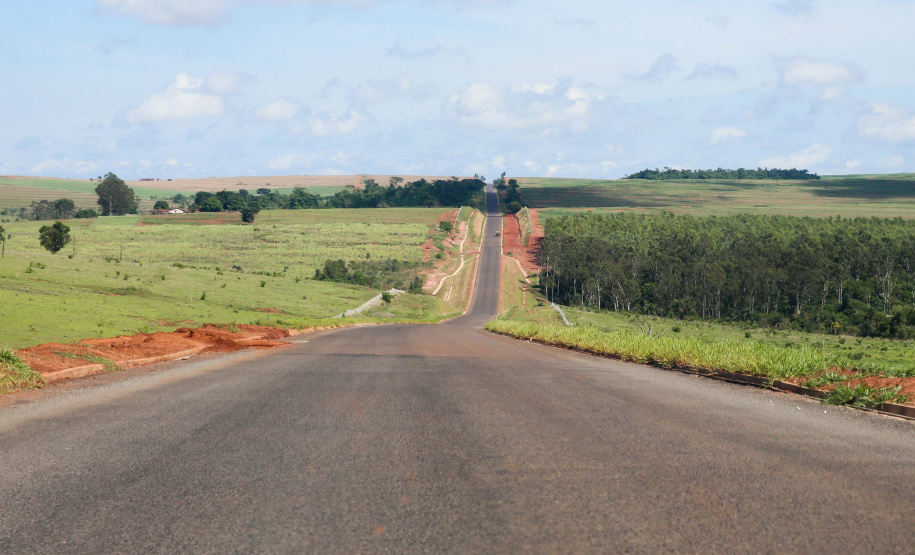 Estrada Boiadeira BR 487 Um convênio entre Itaipu Binacional, Departamento Nacional de Infraestrutura de Transportes (DNIT) e Governo do Paraná vai garantir a execução das obras no trecho paranaense da BR-487, mais conhecida como Estrada Boiadeira. O trecho de 47 km liga os municípios Icaraíma (Porto Camargo) e Umuarama (Serra dos Dourados), no Noroeste do Paraná, e deve estar pronto até início de 2022. 19/11/2020 - Foto: Geraldo Bubniak/AEN