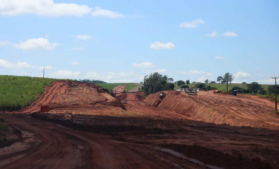 Estrada Boiadeira BR 487 Um convênio entre Itaipu Binacional, Departamento Nacional de Infraestrutura de Transportes (DNIT) e Governo do Paraná vai garantir a execução das obras no trecho paranaense da BR-487, mais conhecida como Estrada Boiadeira. O trecho de 47 km liga os municípios Icaraíma (Porto Camargo) e Umuarama (Serra dos Dourados), no Noroeste do Paraná, e deve estar pronto até início de 2022. 19/11/2020 - Foto: Geraldo Bubniak/AEN