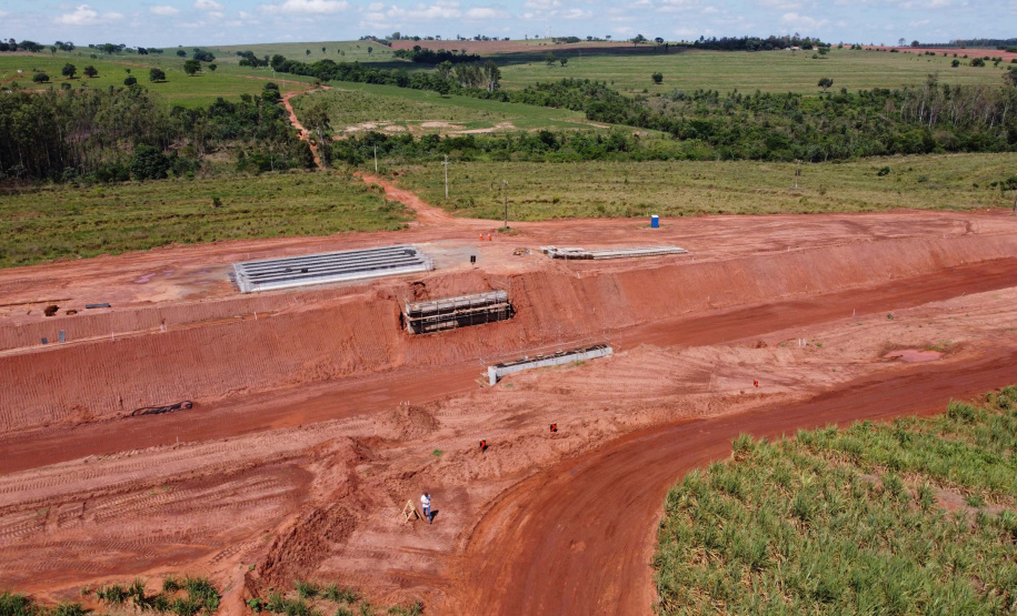 Estrada Boiadeira BR 487 Um convênio entre Itaipu Binacional, Departamento Nacional de Infraestrutura de Transportes (DNIT) e Governo do Paraná vai garantir a execução das obras no trecho paranaense da BR-487, mais conhecida como Estrada Boiadeira. O trecho de 47 km liga os municípios Icaraíma (Porto Camargo) e Umuarama (Serra dos Dourados), no Noroeste do Paraná, e deve estar pronto até início de 2022. 19/11/2020 - Foto: Geraldo Bubniak/AEN