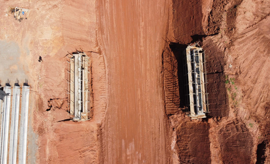 Estrada Boiadeira BR 487 Um convênio entre Itaipu Binacional, Departamento Nacional de Infraestrutura de Transportes (DNIT) e Governo do Paraná vai garantir a execução das obras no trecho paranaense da BR-487, mais conhecida como Estrada Boiadeira. O trecho de 47 km liga os municípios Icaraíma (Porto Camargo) e Umuarama (Serra dos Dourados), no Noroeste do Paraná, e deve estar pronto até início de 2022. 19/11/2020 - Foto: Geraldo Bubniak/AEN