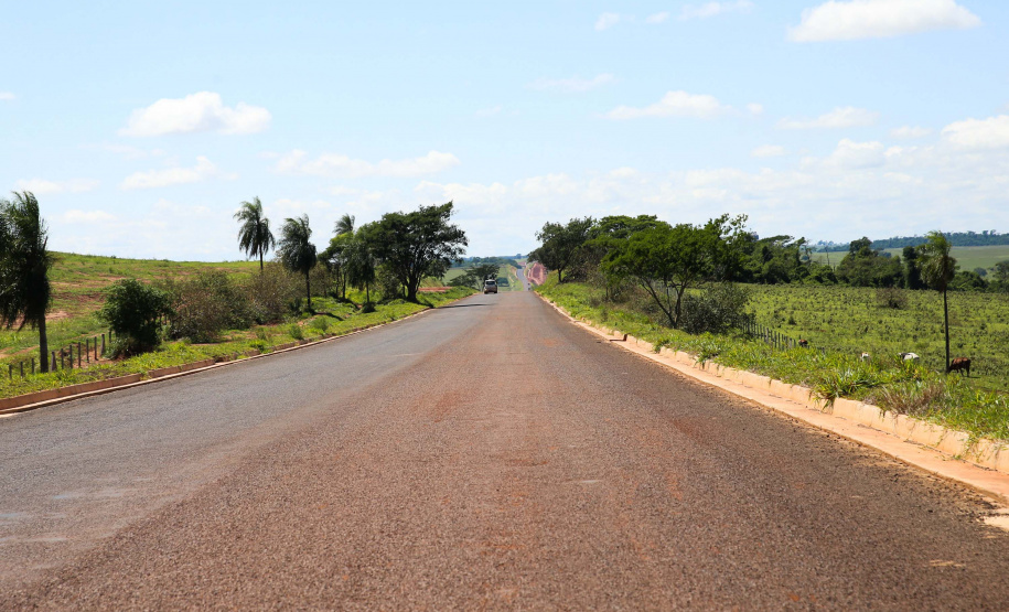 Estrada Boiadeira BR 487 Um convênio entre Itaipu Binacional, Departamento Nacional de Infraestrutura de Transportes (DNIT) e Governo do Paraná vai garantir a execução das obras no trecho paranaense da BR-487, mais conhecida como Estrada Boiadeira. O trecho de 47 km liga os municípios Icaraíma (Porto Camargo) e Umuarama (Serra dos Dourados), no Noroeste do Paraná, e deve estar pronto até início de 2022. 19/11/2020 - Foto: Geraldo Bubniak/AEN