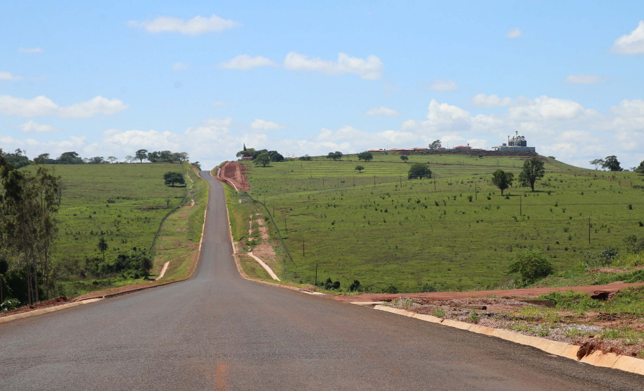 Estrada Boiadeira BR 487 Um convênio entre Itaipu Binacional, Departamento Nacional de Infraestrutura de Transportes (DNIT) e Governo do Paraná vai garantir a execução das obras no trecho paranaense da BR-487, mais conhecida como Estrada Boiadeira. O trecho de 47 km liga os municípios Icaraíma (Porto Camargo) e Umuarama (Serra dos Dourados), no Noroeste do Paraná, e deve estar pronto até início de 2022. 19/11/2020 - Foto: Geraldo Bubniak/AEN