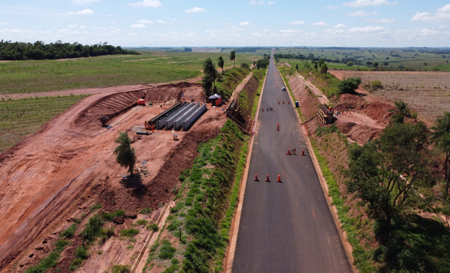 Estrada Boiadeira BR 487 Um convênio entre Itaipu Binacional, Departamento Nacional de Infraestrutura de Transportes (DNIT) e Governo do Paraná vai garantir a execução das obras no trecho paranaense da BR-487, mais conhecida como Estrada Boiadeira. O trecho de 47 km liga os municípios Icaraíma (Porto Camargo) e Umuarama (Serra dos Dourados), no Noroeste do Paraná, e deve estar pronto até início de 2022. 19/11/2020 - Foto: Geraldo Bubniak/AEN