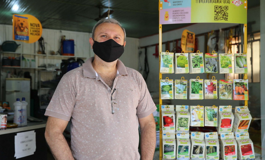 Estrada Boiadeira BR 487 Um convênio entre Itaipu Binacional, Departamento Nacional de Infraestrutura de Transportes (DNIT) e Governo do Paraná vai garantir a execução das obras no trecho paranaense da BR-487, mais conhecida como Estrada Boiadeira. O trecho de 47 km liga os municípios Icaraíma (Porto Camargo) e Umuarama (Serra dos Dourados), no Noroeste do Paraná, e deve estar pronto até início de 2022. Na foto, Amarildo Mamprim propietario de comercio no distrito de Santa Elisa. 19/11/2020 - Foto: Geraldo Bubniak/AEN