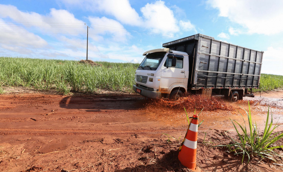 Estrada Boiadeira BR 487 Um convênio entre Itaipu Binacional, Departamento Nacional de Infraestrutura de Transportes (DNIT) e Governo do Paraná vai garantir a execução das obras no trecho paranaense da BR-487, mais conhecida como Estrada Boiadeira. O trecho de 47 km liga os municípios Icaraíma (Porto Camargo) e Umuarama (Serra dos Dourados), no Noroeste do Paraná, e deve estar pronto até início de 2022. 19/11/2020 - Foto: Geraldo Bubniak/AEN