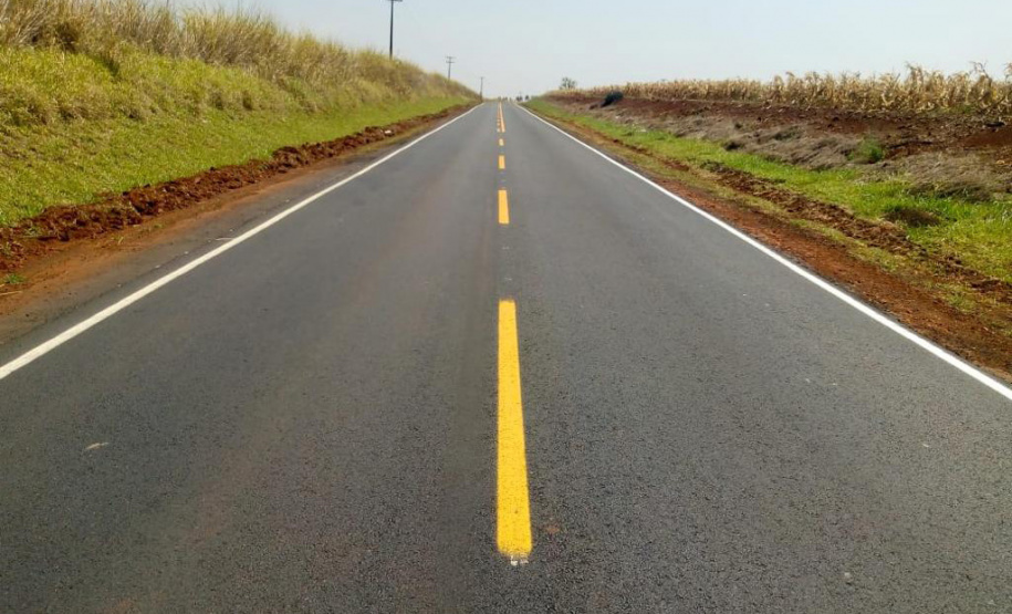 O Departamento de Estradas de Rodagem do Paraná (DER/PR) está realizando melhorias em
um trecho de 31,48 quilômetros da PR-518, de Santa Mariana até o rio Paranapanema, divisa
com São Paulo, no Norte Pioneiro.Foto: DER