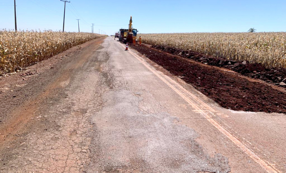 O Departamento de Estradas de Rodagem do Paraná (DER/PR) está realizando melhorias em
um trecho de 31,48 quilômetros da PR-518, de Santa Mariana até o rio Paranapanema, divisa
com São Paulo, no Norte Pioneiro.Foto: DER
