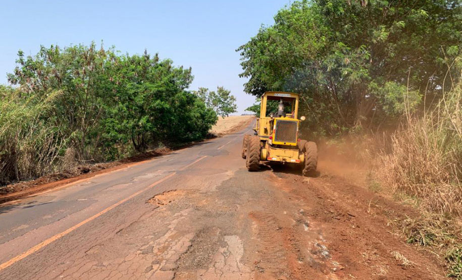 O Departamento de Estradas de Rodagem do Paraná (DER/PR) está realizando melhorias em
um trecho de 31,48 quilômetros da PR-518, de Santa Mariana até o rio Paranapanema, divisa
com São Paulo, no Norte Pioneiro.Foto: DER