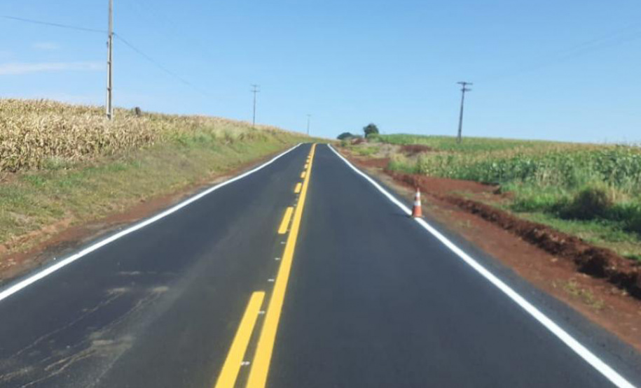 O Departamento de Estradas de Rodagem do Paraná (DER/PR) está realizando melhorias em
um trecho de 31,48 quilômetros da PR-518, de Santa Mariana até o rio Paranapanema, divisa
com São Paulo, no Norte Pioneiro.Foto: DER